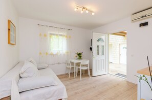 Lägenhet (One-Bedroom Apartment with Terrace an) | Vardagsrum | Platt-tv