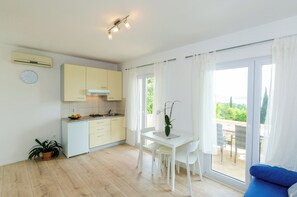 อพาร์ทเมนท์ (Standard One-Apartment with Terrace a) | ห้องนั่งเล่น | ทีวีจอแบน