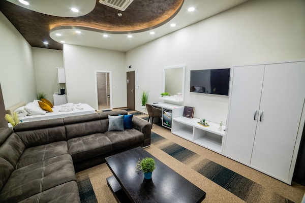 Leilighet – deluxe | Sengetøy av topp kvalitet, memory foam-senger og safe på rommet