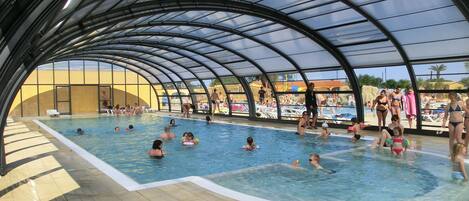 Innendørsbasseng,utendørsbasseng, bassengparasoller og solsenger