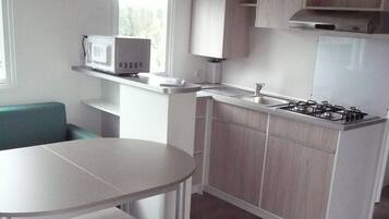 Comfort Mobile Home, Non Smoking (4 pers) | Private kitchenette | Full-size fridge, microwave, coffee/tea maker, cookware/dishes/utensils