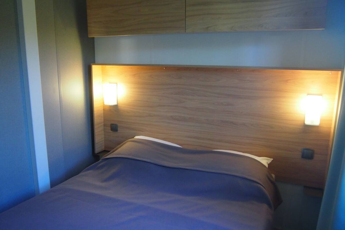 Comfort Mobile Home, Non Smoking (4 pers) | Down duvets, iron/ironing board (on request), cots/infant beds, WiFi