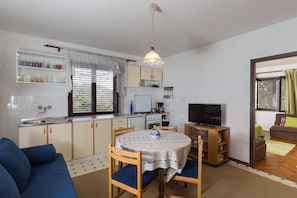 Apartamento standard, 1 quarto, terraço, vista para o mar | Opções para refeição no quarto