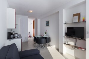 Appartement supérieur, 1 chambre, terrasse, vue sur la mer | Salle de séjour