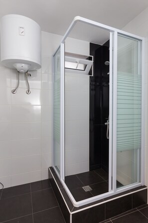 Studio, Balcony, Sea View | Bathroom | Shower, towels - Apartments Luna (Dubrovnik)