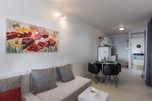 Estudio, balcón, vista al mar | Sala de estar