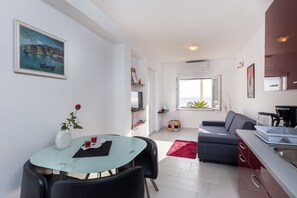 Apartamento superior, 1 quarto, terraço, vista para o mar | Cozinha privada | Geladeira, cooktop, talheres/pratos/utensílios de cozinha