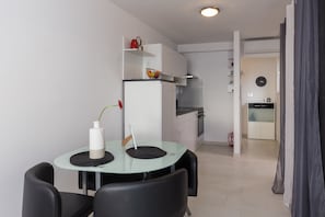 Estúdio, sacada, vista para o mar | Cozinha privada | Geladeira, cooktop, talheres/pratos/utensílios de cozinha