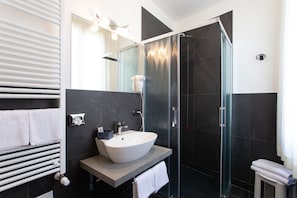 Suite, vista al canal | Regadera en el baño