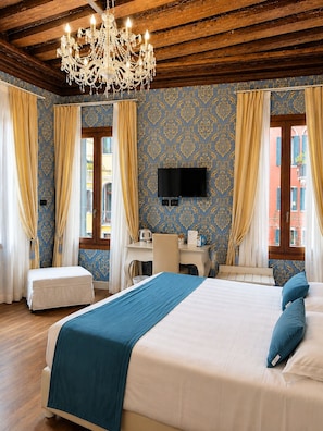 Junior suite (Campo S Fosca and Canal View) | Een kluis op de kamer, individueel gedecoreerd