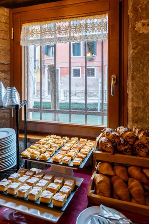 Desayuno buffet diario (EUR 15 por persona)