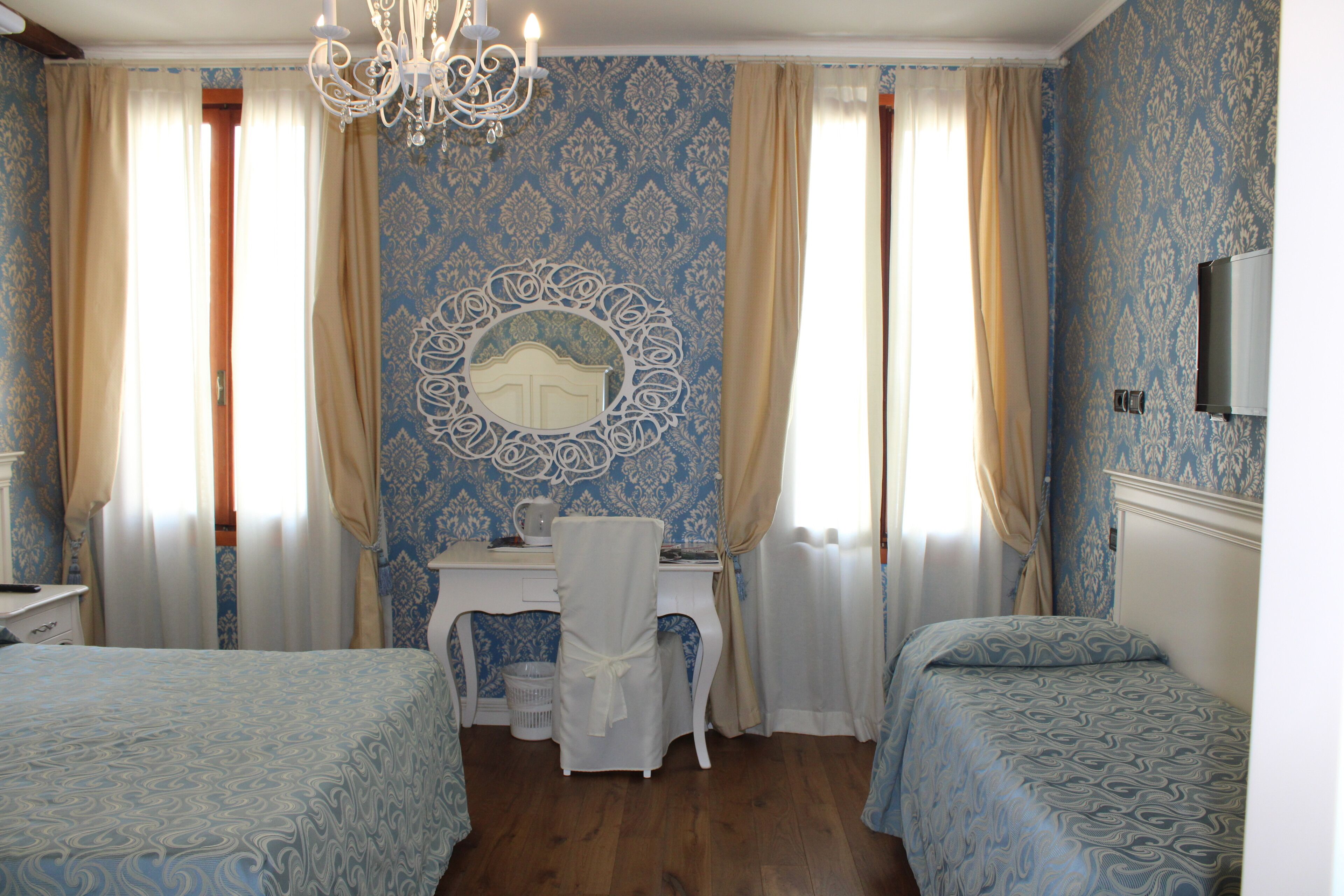 Suite – junior (Campo S Fosca and Canal View) | Safe på rommet, individuelt dekorert og strykejern/-brett