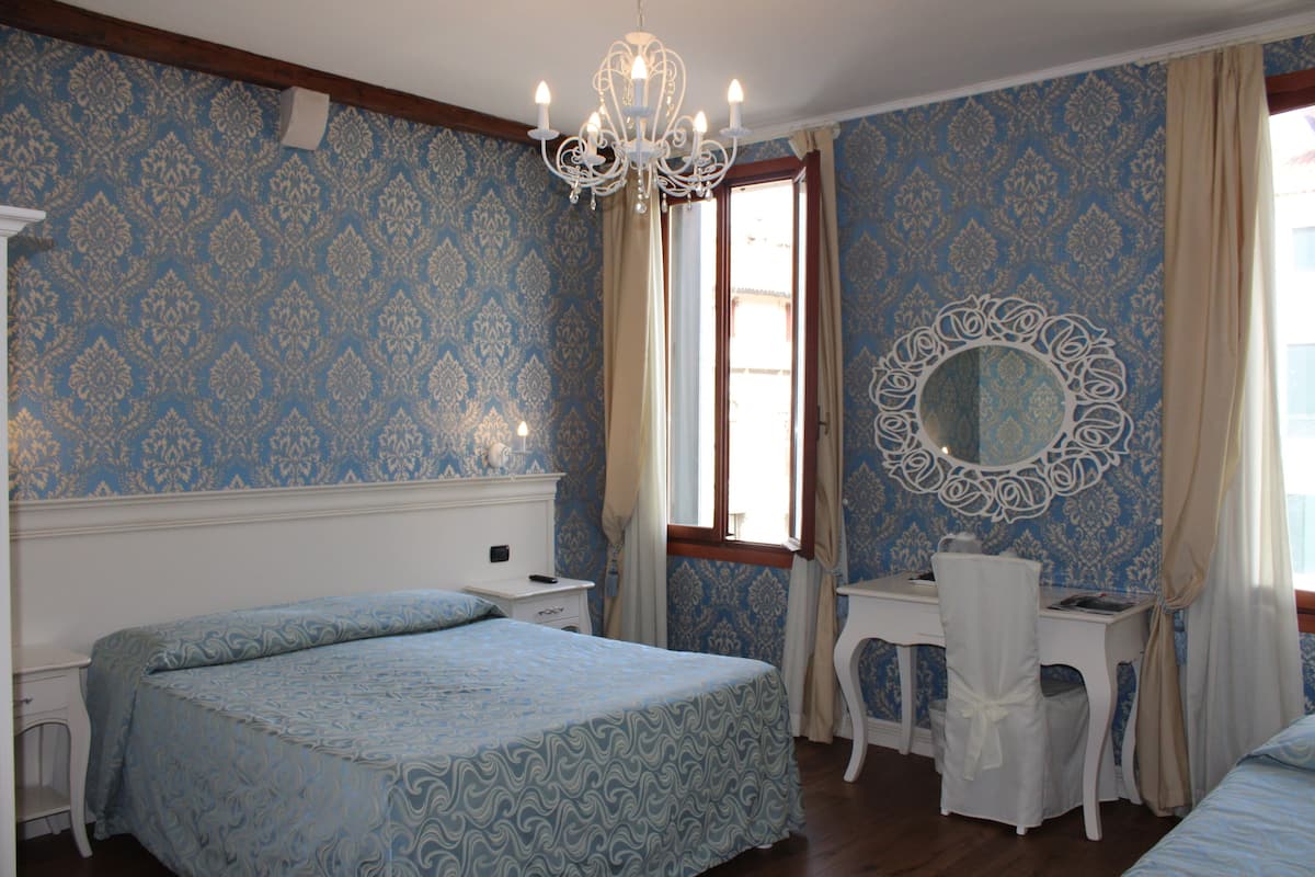 Suíte júnior (Campo S Fosca and Canal View) | Cofres nos quartos, individualmente decorados