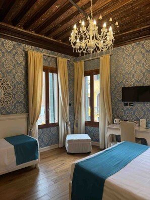 Junior-Suite (Campo S Fosca and Canal View) | Zimmersafe, individuell dekoriert, Bügeleisen/Bügelbrett