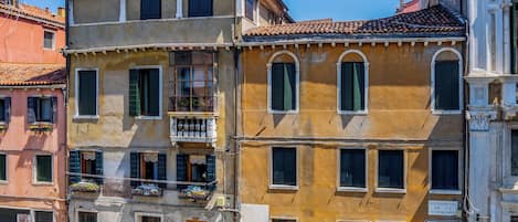 Junior Suite (Campo S Fosca and Canal View) | In-room safe, individually decorated, iron/ironing board, free WiFi