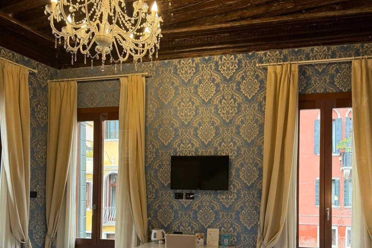 Juniorsvit (Campo S Fosca and Canal View) | Värdeförvaringsskåp på rummet och individuell inredning