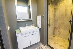 Villa | Badezimmer | Badewanne und Dusche (separat), Whirlpool, Haartrockner, Handtücher