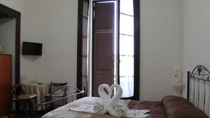 Superior Room (Annarè) | Frette Italian sheets, down comforters, iron/ironing board (on request) - Parthenope's Home (Naples)