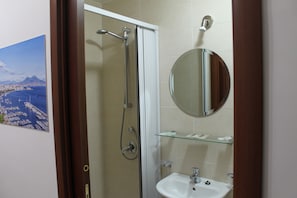 Habitación triple, vista a la ciudad (Ligeia) | Baño | Regadera, amenidades de baño gratuitas, secadora de cabello, pantuflas 