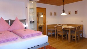 Studio | In-room safe, free WiFi, bed sheets - Ferienhotel Silberdistel garni (Bolsterlang)