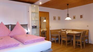 Studio | In-room safe, WiFi (free), bed sheets