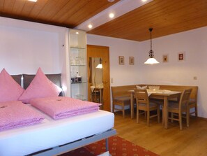 Studio | Brankas, Wi-Fi gratis, dan seprai linen