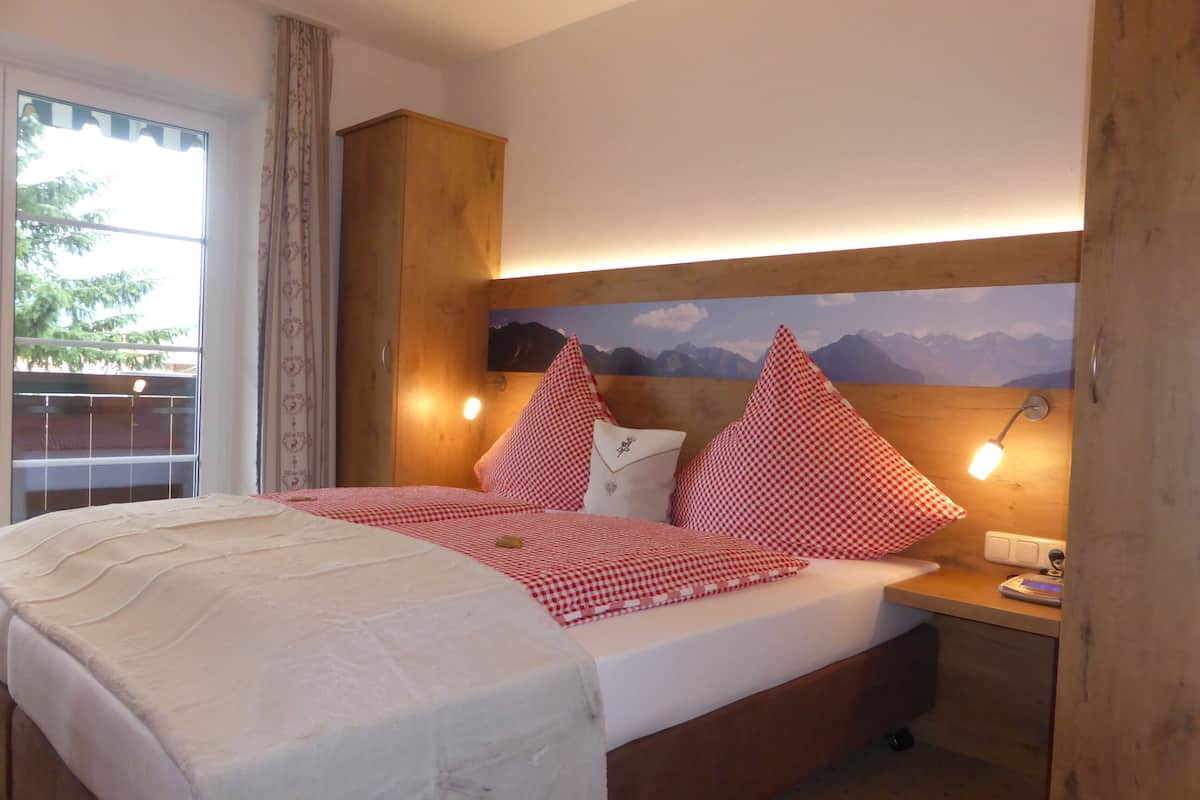 In-room safe, free WiFi, bed sheets