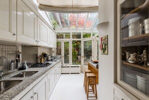 冰箱、微波炉、烤箱、炉灶