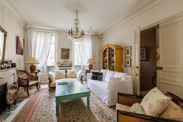 Televisión y chimenea 