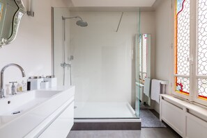Bathtub, hair dryer, towels