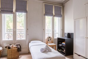 4 bedrooms, WiFi, bed sheets - Charming Townhouse near Parc Montsouris, by Veeve (Paris)