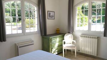 4 bedrooms, iron/ironing board, travel crib, free WiFi