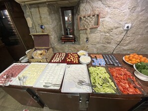 Café da manhã com buffet grátis todos os dias