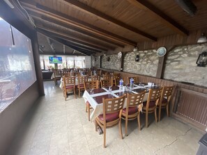 供应早餐、午餐和晚餐，地方菜