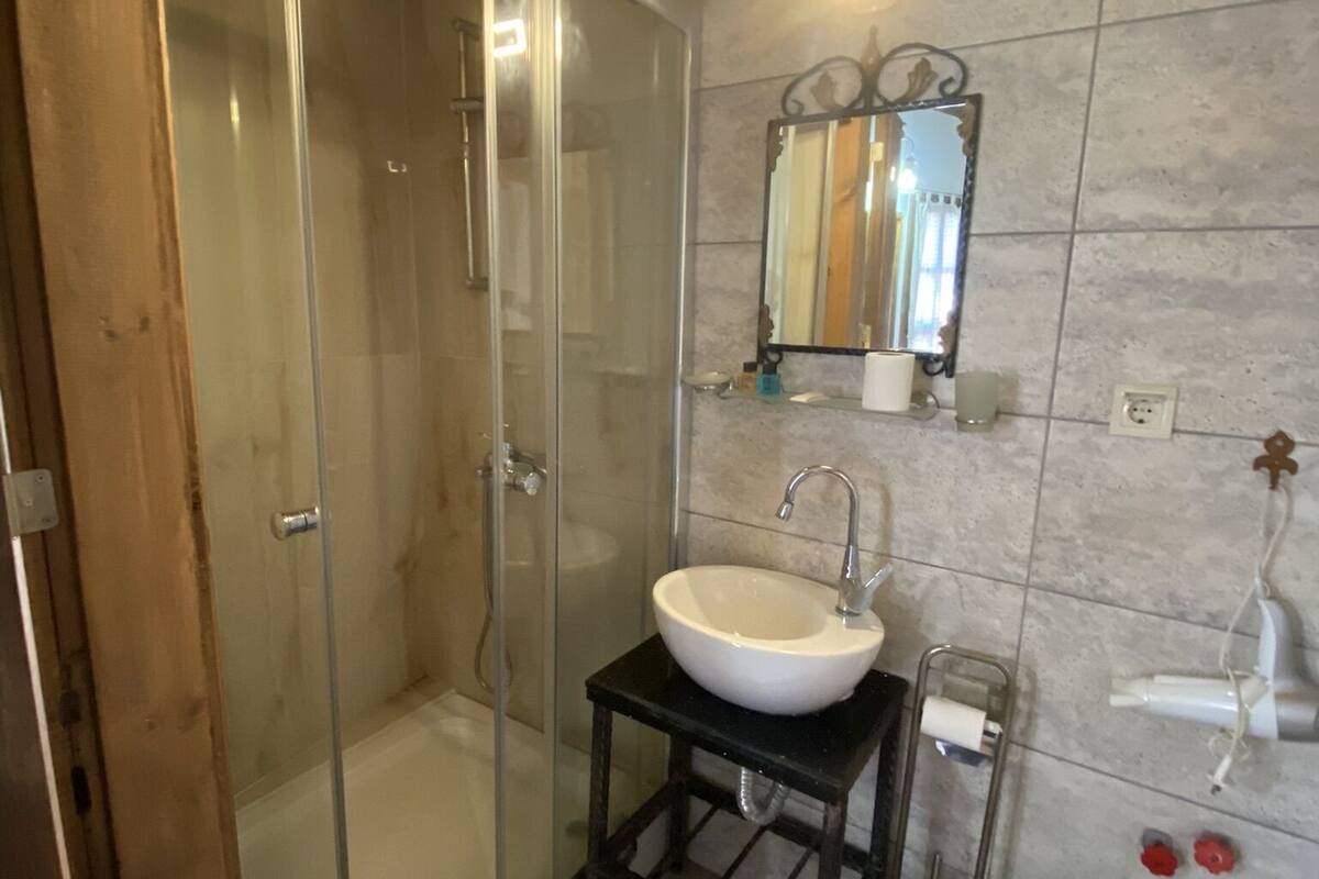 shower, free toiletries, hair dryer, slippers