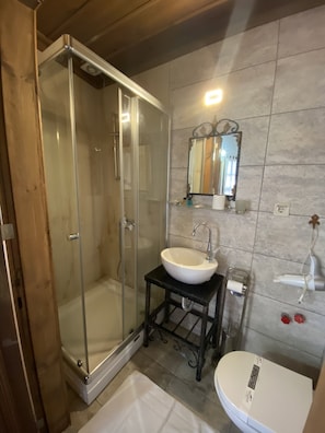 Douche, articles de toilette (gratuits), séchoir à cheveux, pantoufles