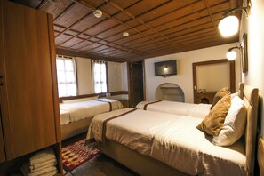 Standard Triple Room | In-room safe, soundproofing, free WiFi, bed sheets - Ebrulu Konak - Special Class (Safranbolu)