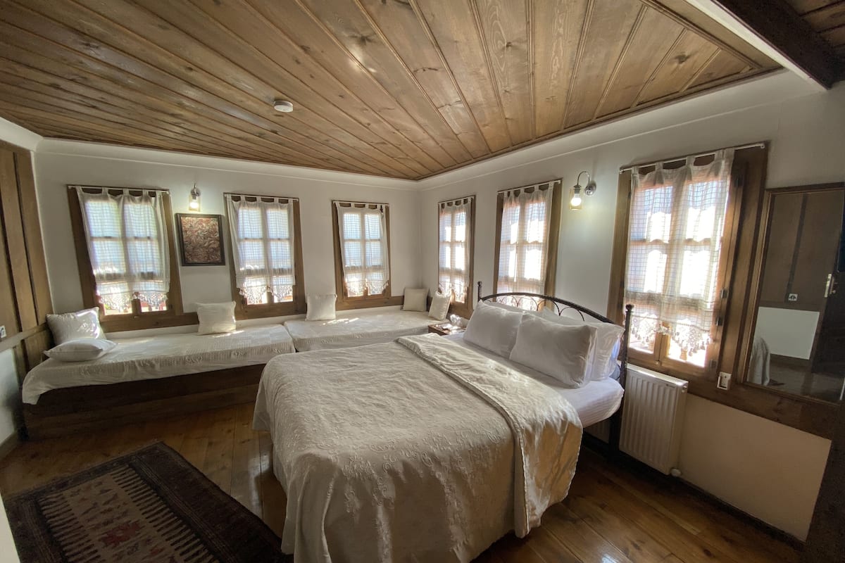 Comfort Double Room | In-room safe, soundproofing, free WiFi, bed sheets