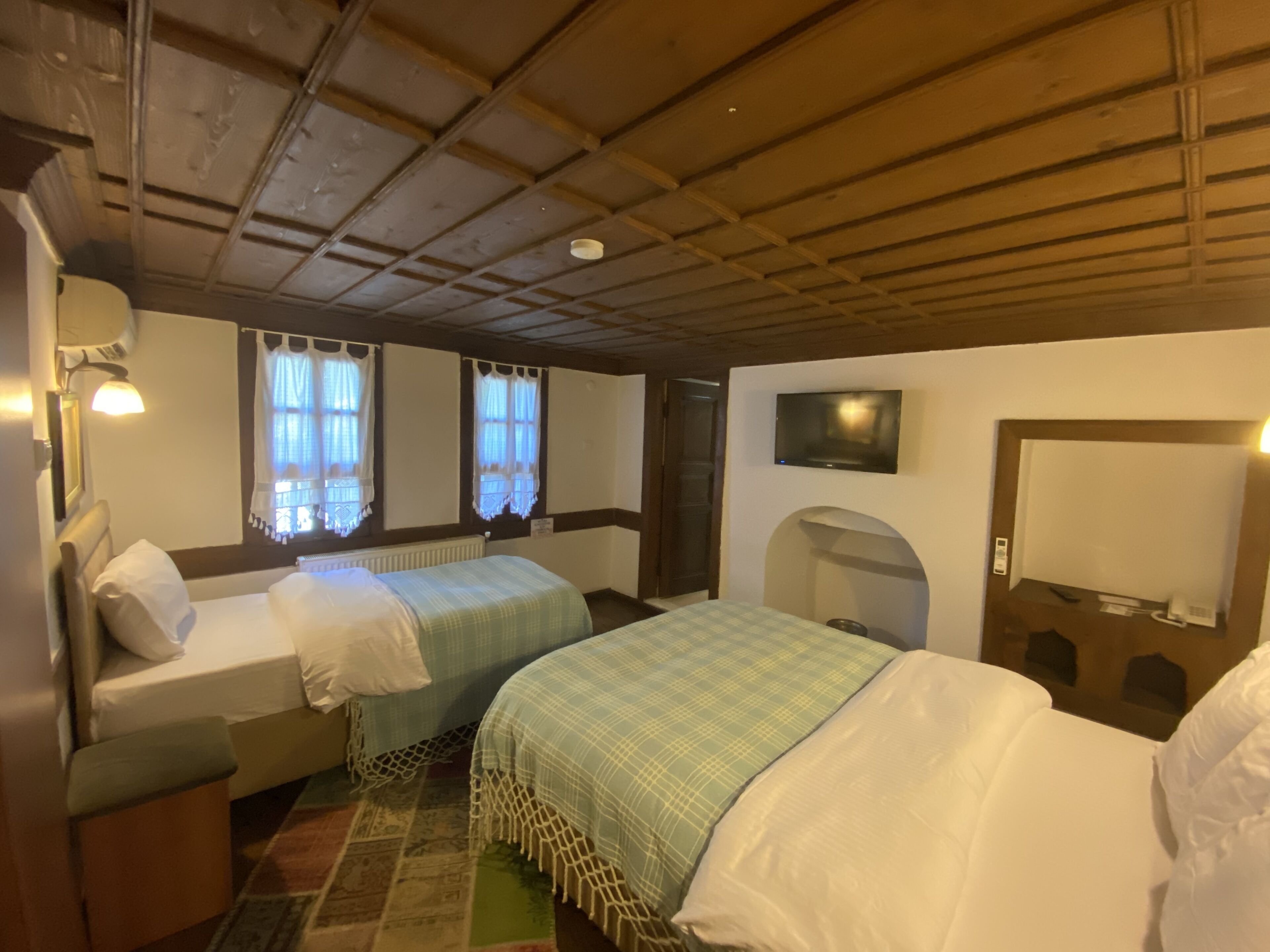 In-room safe, soundproofing, free WiFi, bed sheets