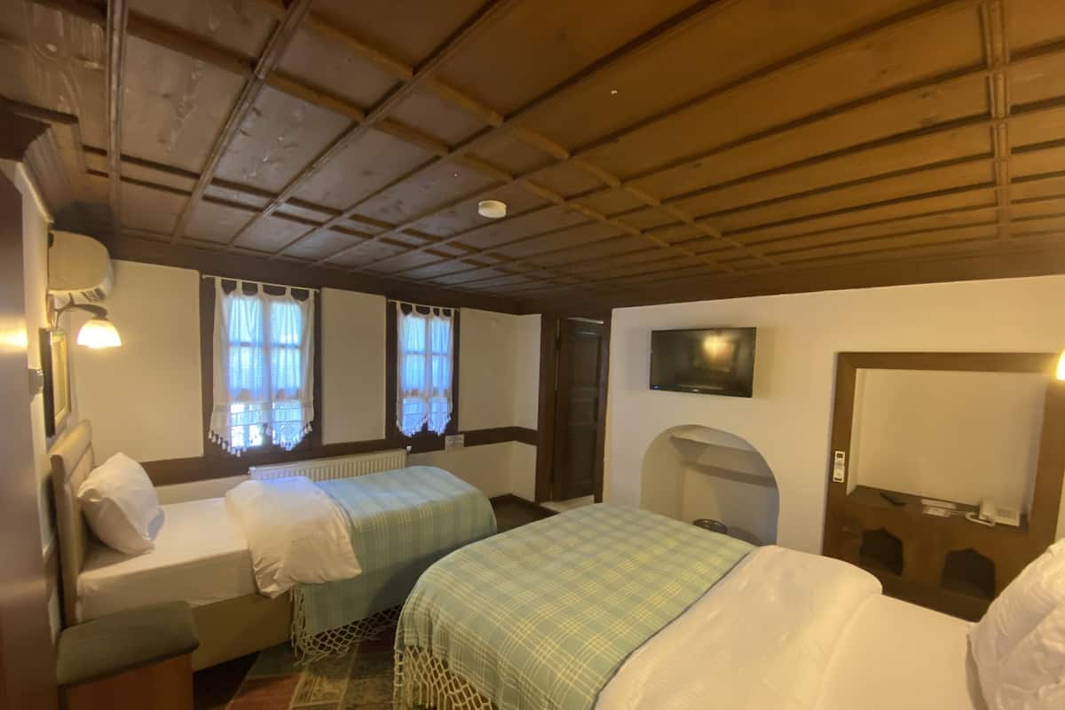 In-room safe, soundproofing, free WiFi, bed sheets