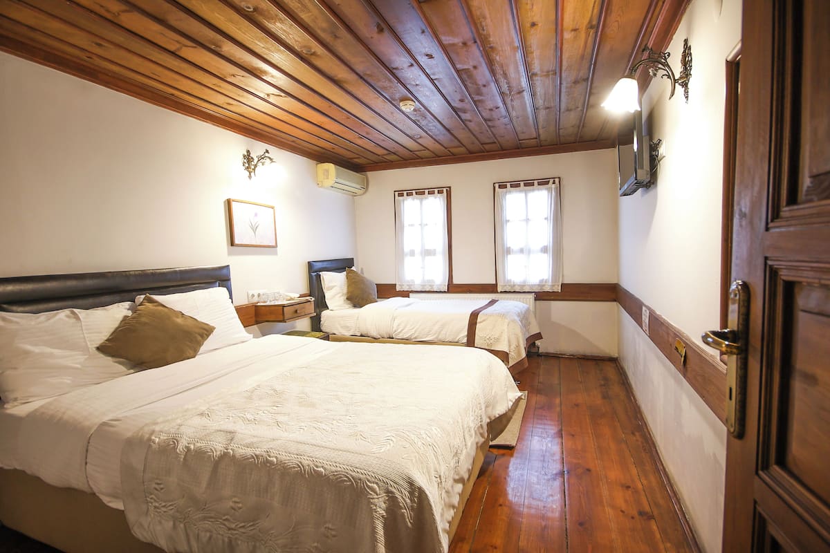 Standard Quadruple Room | In-room safe, soundproofing, free WiFi, bed sheets