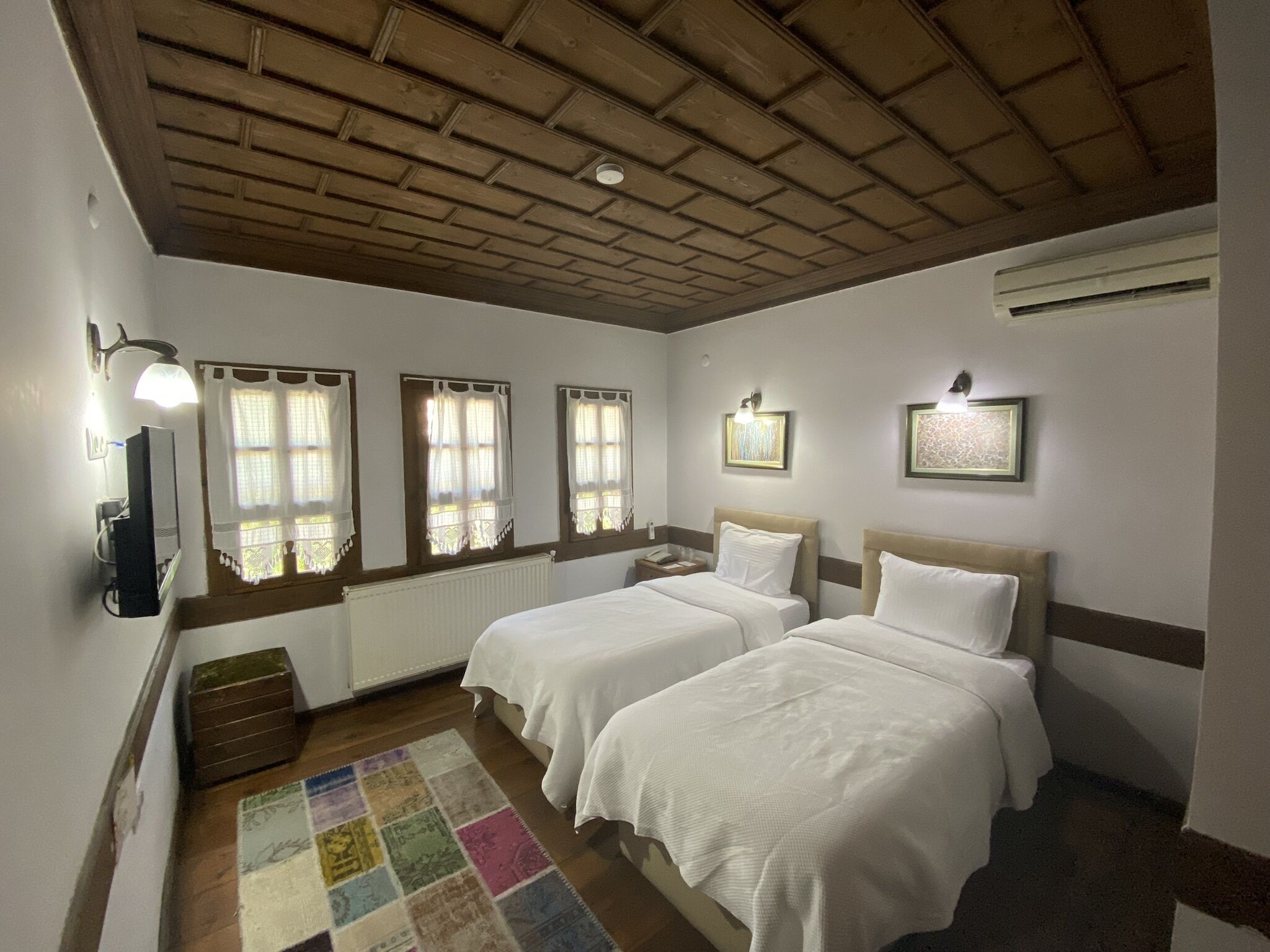 standard twin room | in-room safe, soundproofing, free wifi, bed sheets