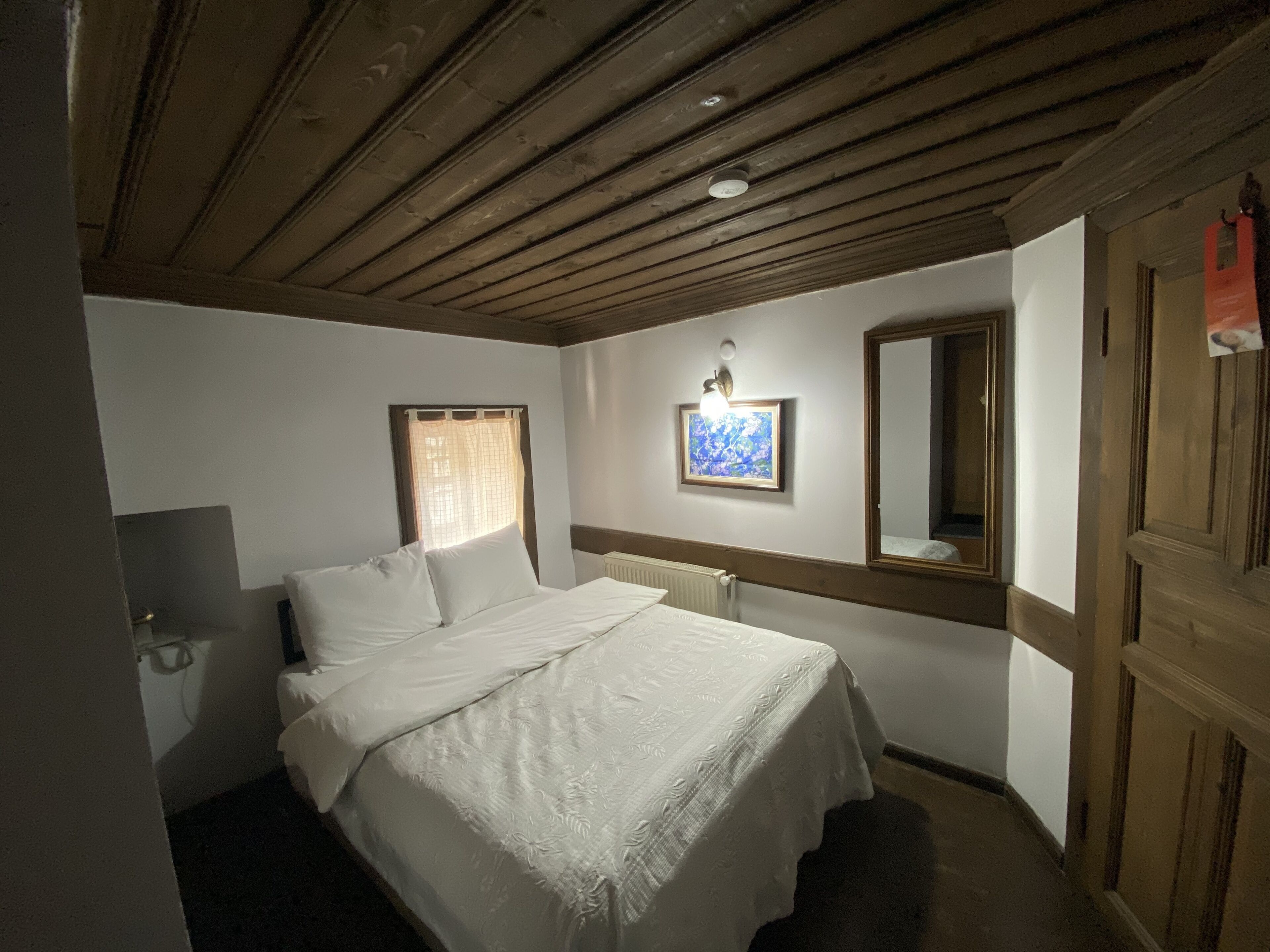 Cofres nos quartos, quartos à prova de som, Wi-Fi de cortesia