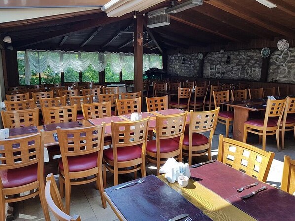 Café da manhã, almoço e jantar; culinária local