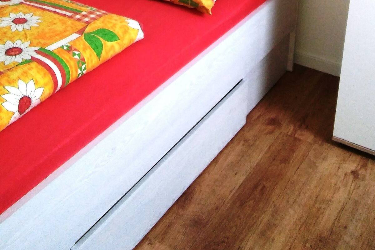 Single Room, Shared Bathroom | Free WiFi, bed sheets