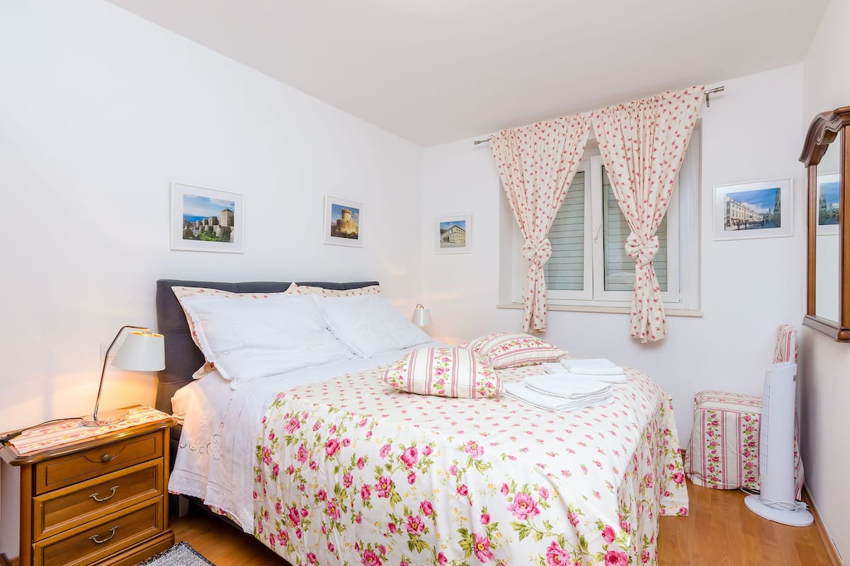 Tabla de planchar con plancha, wifi gratis y ropa de cama