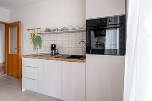 Apartment (Apartments Lotea - Two-Bedroom Apartm) | Eigene Küche | Kühlschrank, Ofen, Herdplatte, Wasserkocher mit Kaffee-/Teezubehör