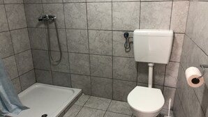 Dobbeltrom, privat bad (Balcony) | Bad | Dusj, hårføner og håndklær