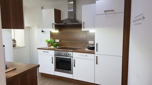 Apartment | Shared kitchen | Fridge, microwave, oven, stovetop - Eifel Dream Landhaus (Plütscheid)