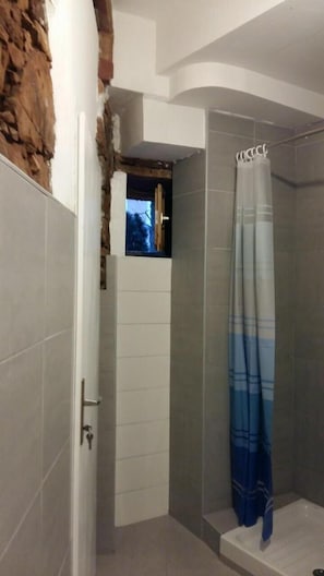 Shower, free toiletries, hair dryer, towels - Central Antique Apartments (Ljubljana)